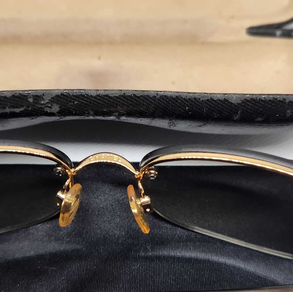 Chanel Sunglasses in pristine condition, exhibiting no blemishes. Model CH4099 - Picture 10 of 13